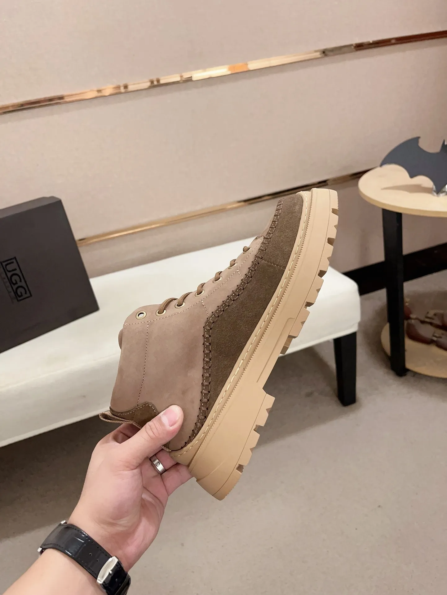 Factory price: 760💰North American men's shoes Ugg ☃️In the special sale of new high-quality men's shoes snow boots in autumn and winter, the nemesis of extreme cold weather! Made of cowhide leather, merino wool lining, and original outsole, whether driving, outdoor or daily wear, there is always one that suits you! Code number 39-44